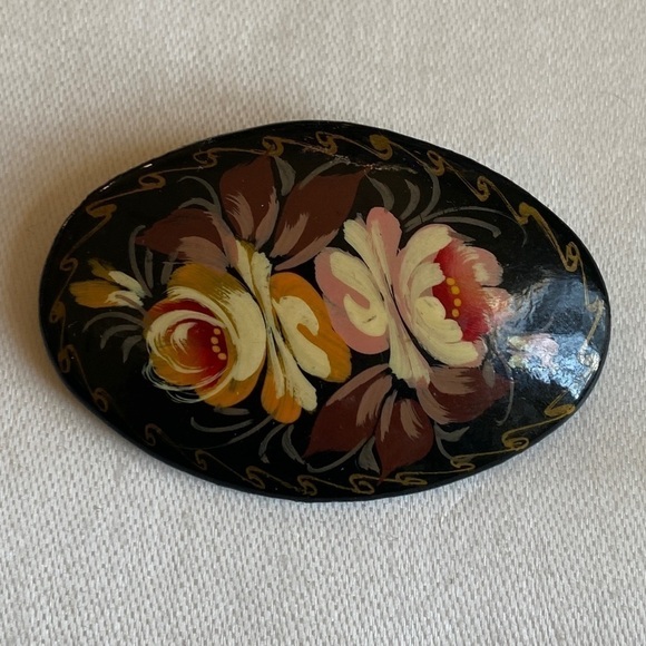 Vintage Russian Black Lacquer Hand Painted Floral Artist Signed Brooch Pin - Picture 2 of 4